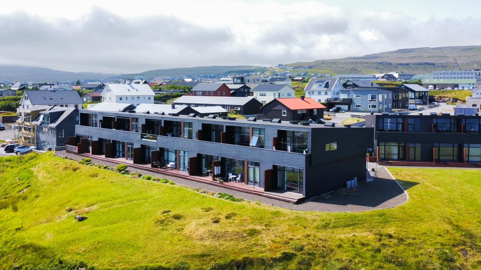 Væl innrættað og nútímans íbúð við framúr útsýni.