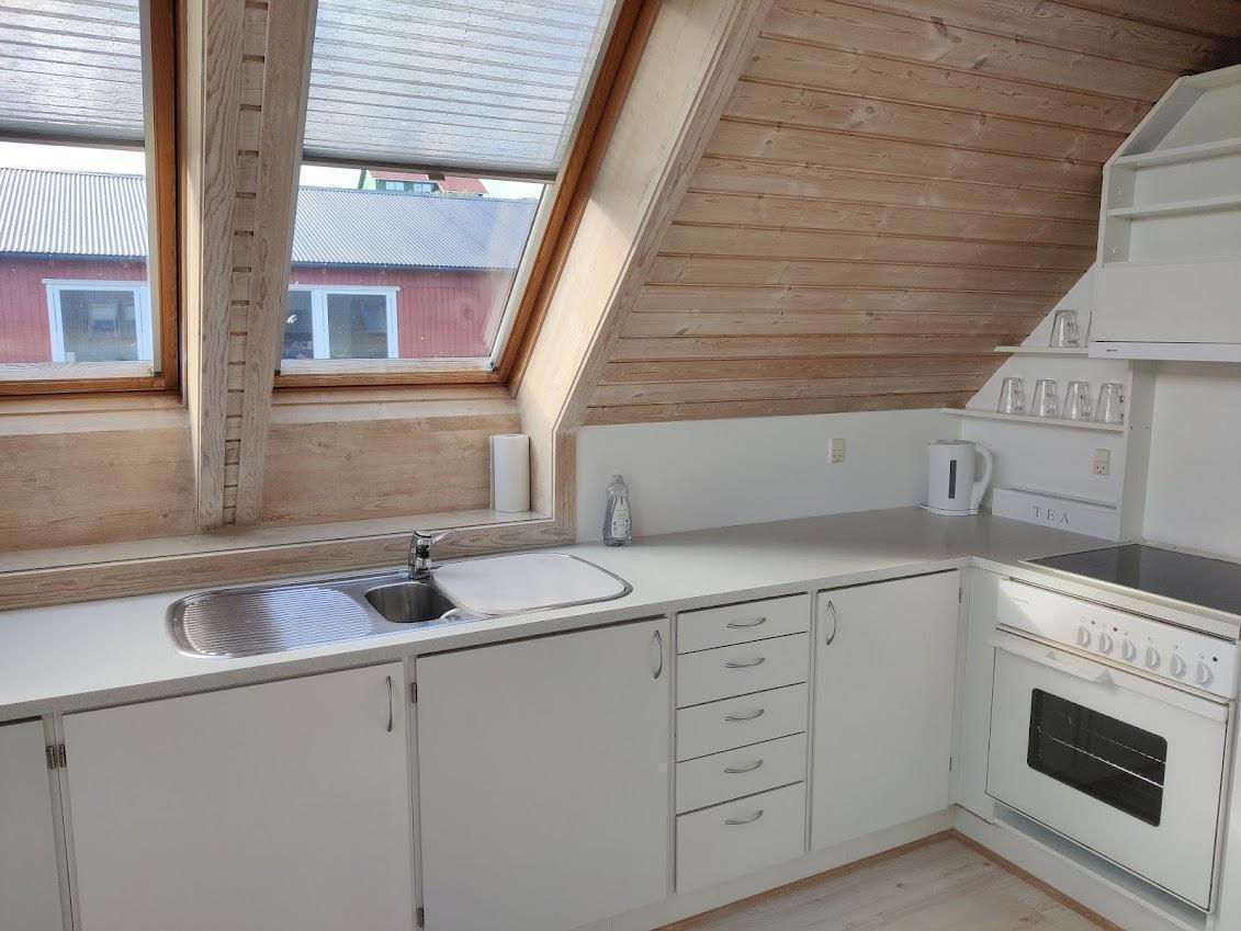 Hugnalig og ljós arkitektsteknað loftsíbúð í friðarligum øki í Hoyvík til leigu.