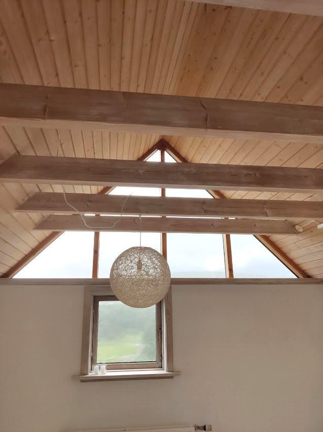 Hugnalig og ljós arkitektsteknað loftsíbúð í friðarligum øki í Hoyvík til leigu.
