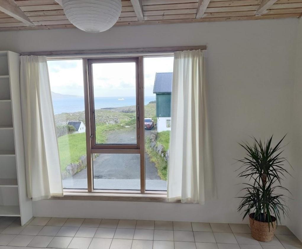 Hugnalig og ljós arkitektsteknað loftsíbúð í friðarligum øki í Hoyvík til leigu.