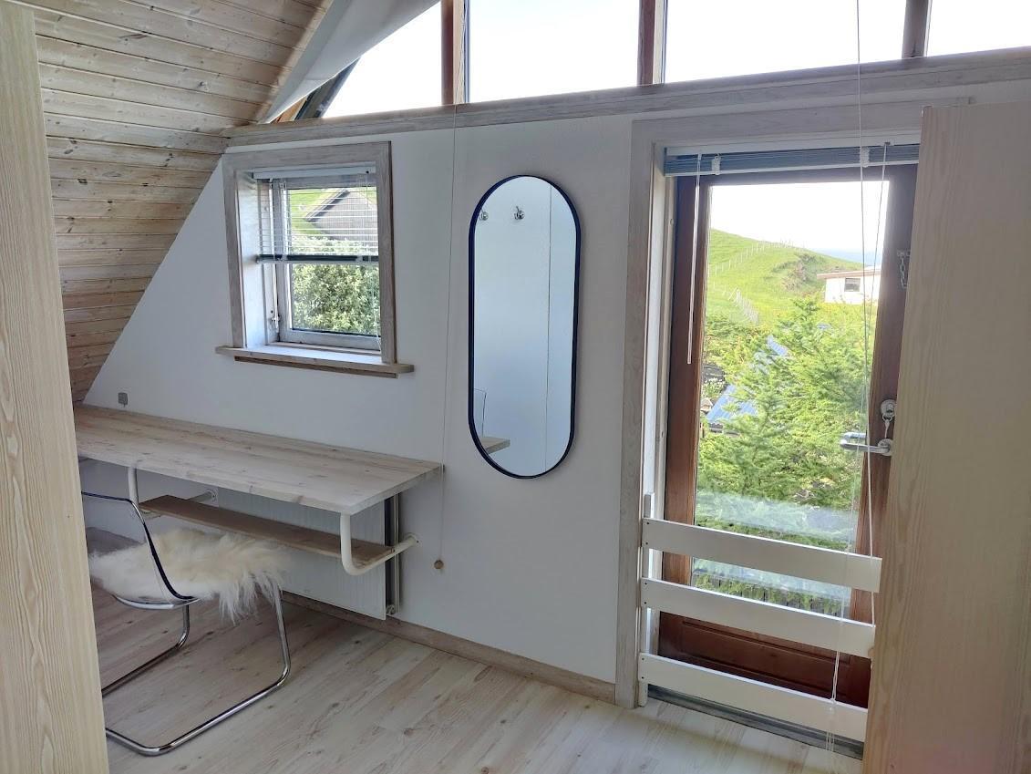 Hugnalig og ljós arkitektsteknað loftsíbúð í friðarligum øki í Hoyvík til leigu.