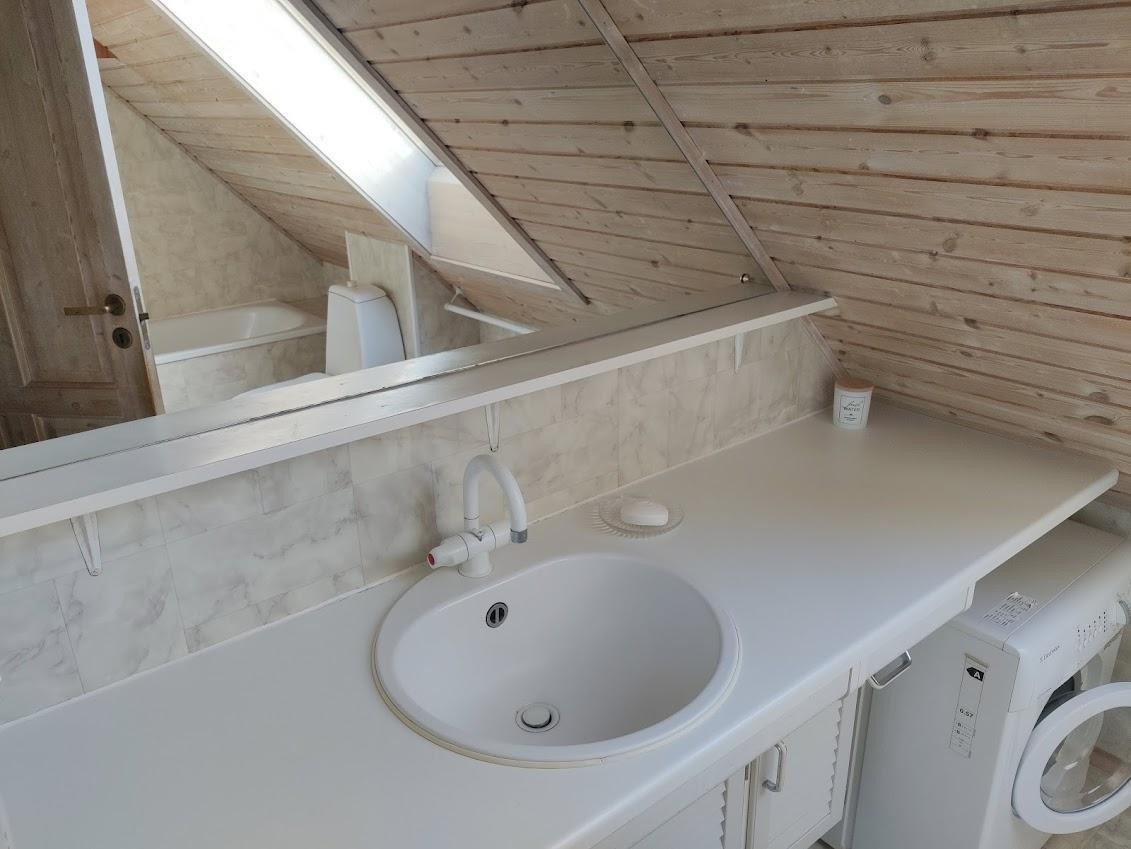 Hugnalig og ljós arkitektsteknað loftsíbúð í friðarligum øki í Hoyvík til leigu.