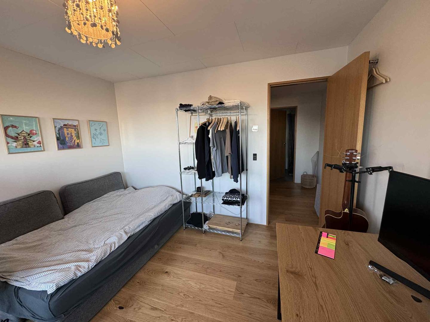 Nýtt, rúmligt og deiligt kamar mitt í býnum – perfekt til næmingar!