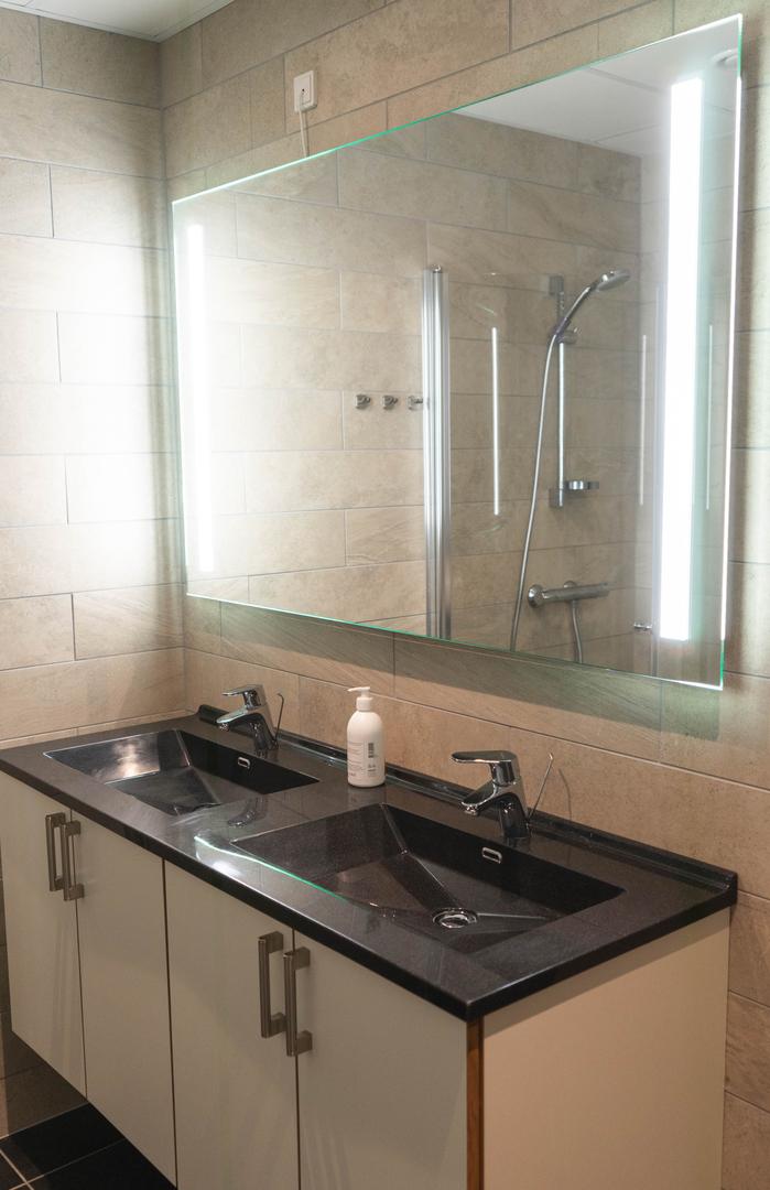 Rúmlig og nýmótans íbúð