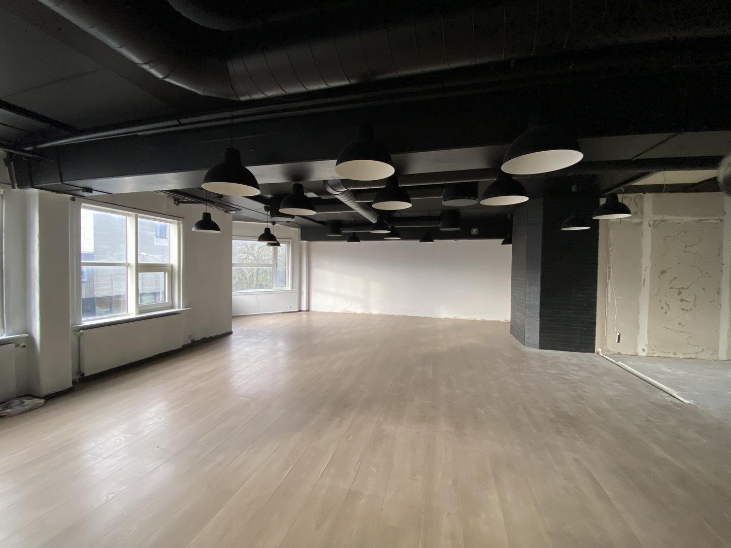 Vinnuligt høli til leigu mitt í Havn