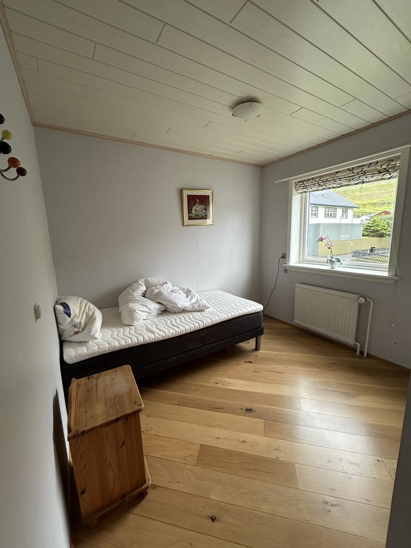Rúmlig og ljós ovara hædd til leigu í Leirvík