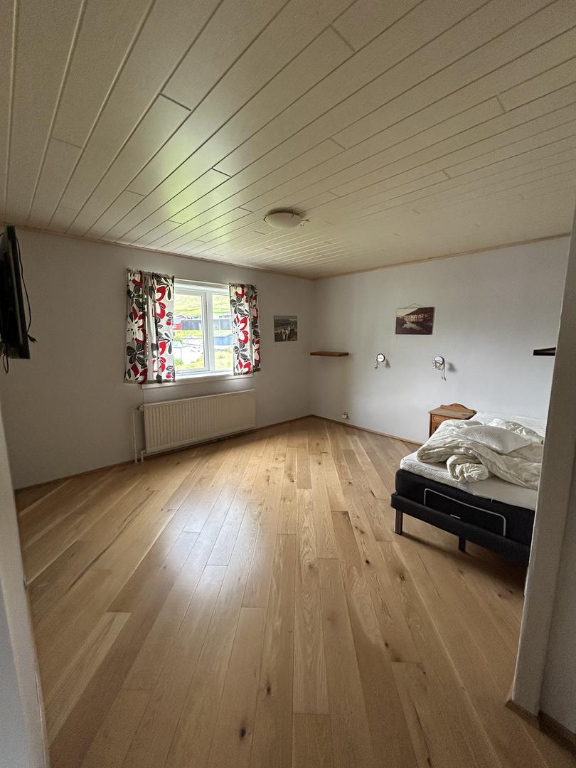 Rúmlig og ljós ovara hædd til leigu í Leirvík