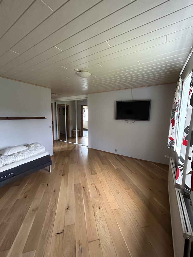 Rúmlig og ljós ovara hædd til leigu í Leirvík