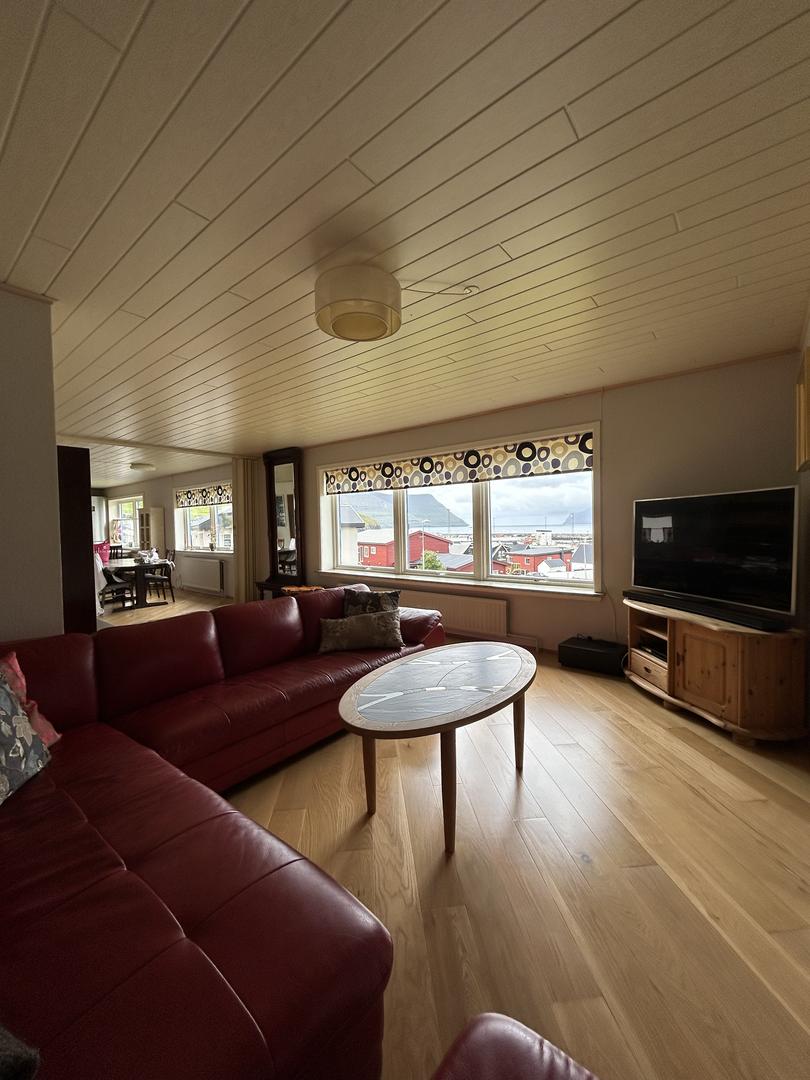 Rúmlig og ljós ovara hædd til leigu í Leirvík