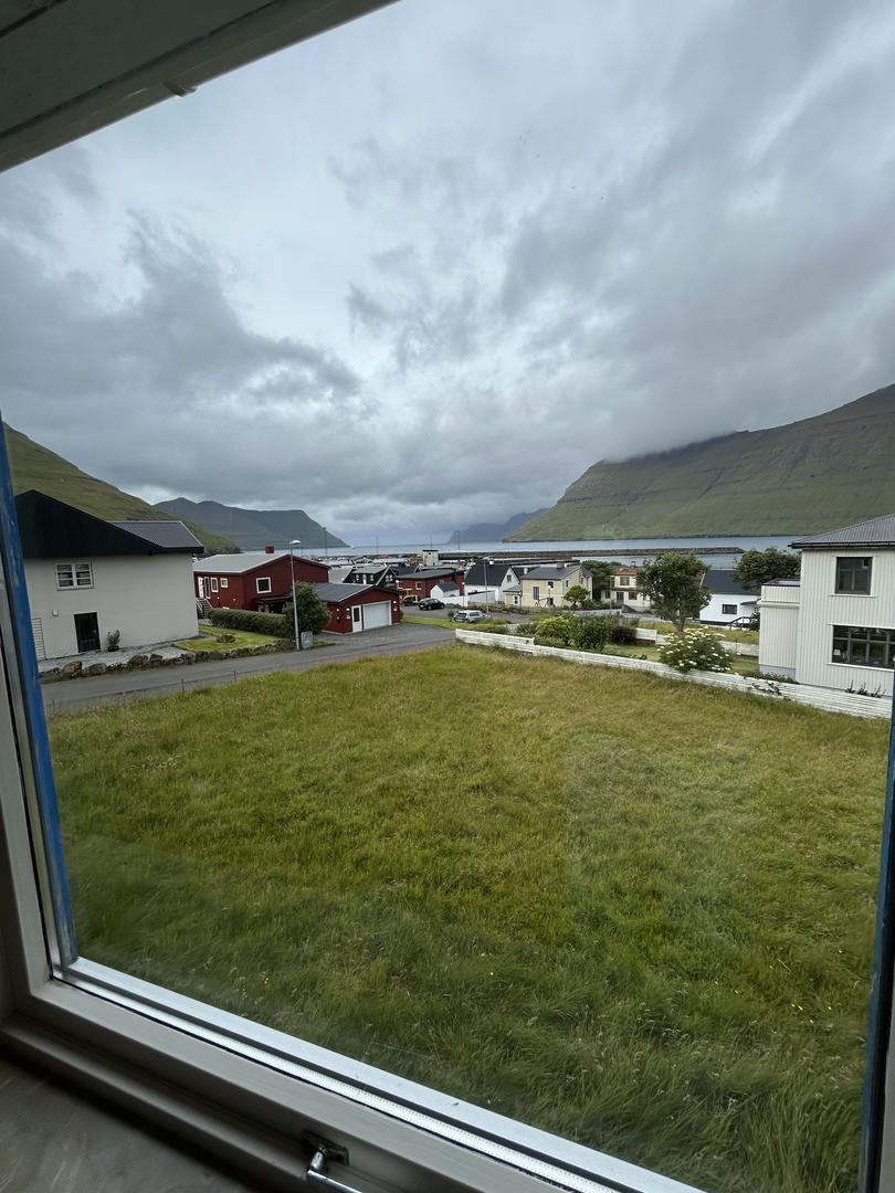 Rúmlig og ljós ovara hædd til leigu í Leirvík