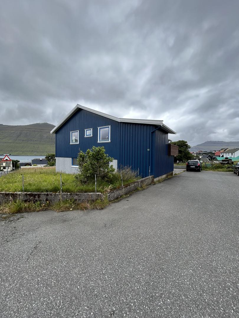 Rúmlig og ljós ovara hædd til leigu í Leirvík