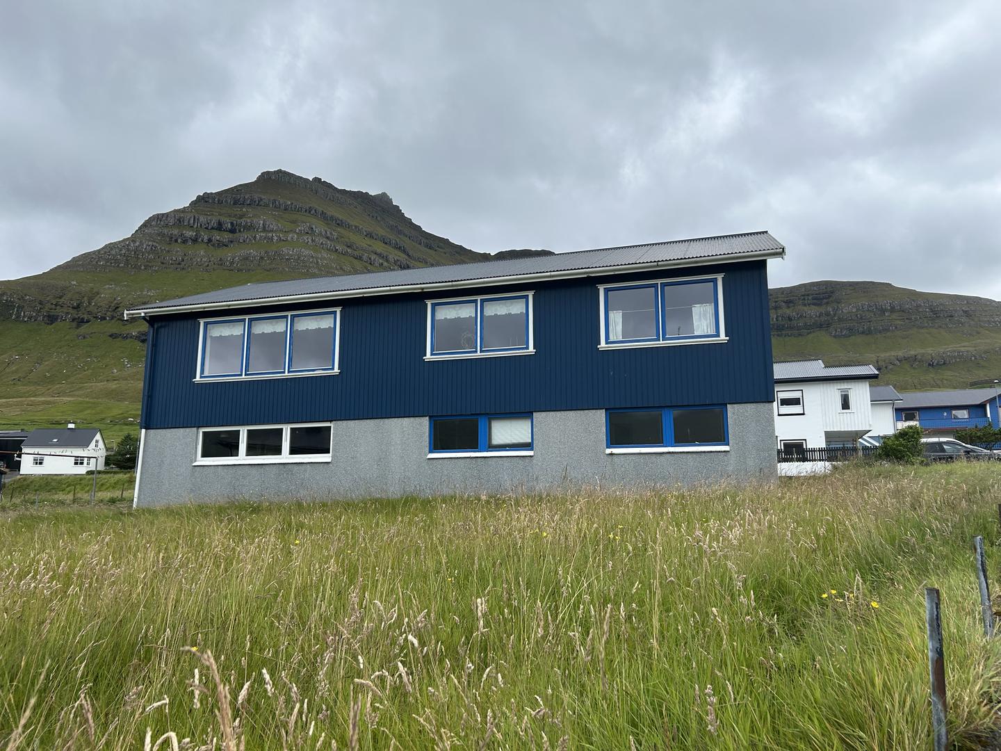 Rúmlig og ljós ovara hædd til leigu í Leirvík