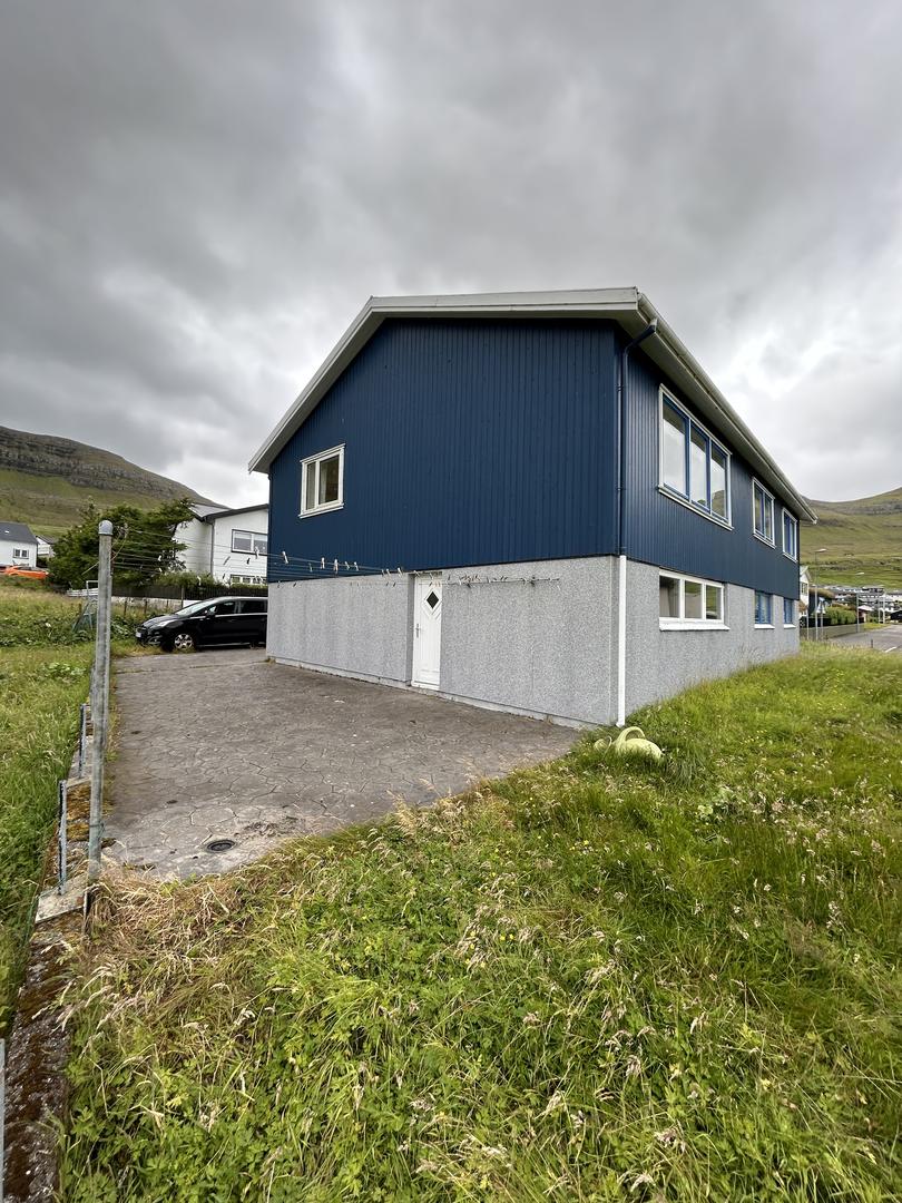 Rúmlig og ljós ovara hædd til leigu í Leirvík