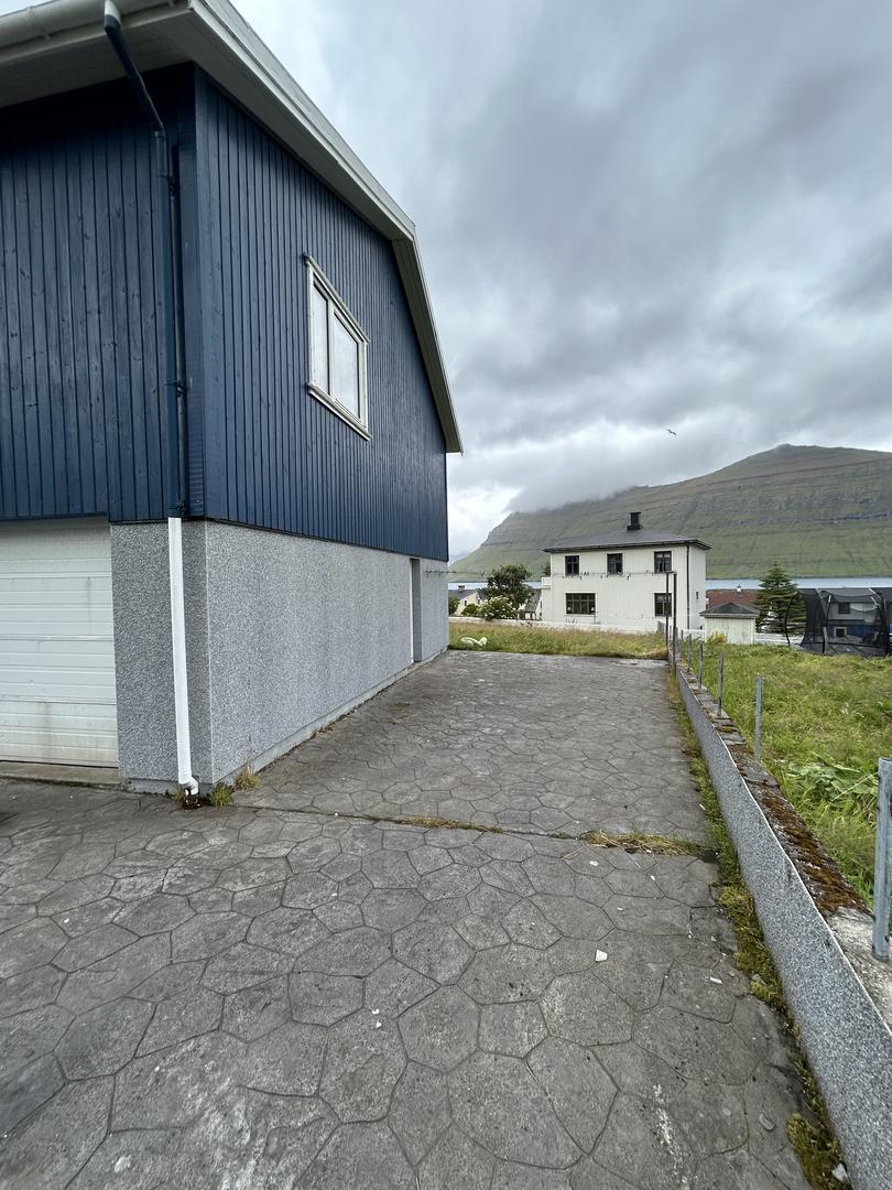 Rúmlig og ljós ovara hædd til leigu í Leirvík