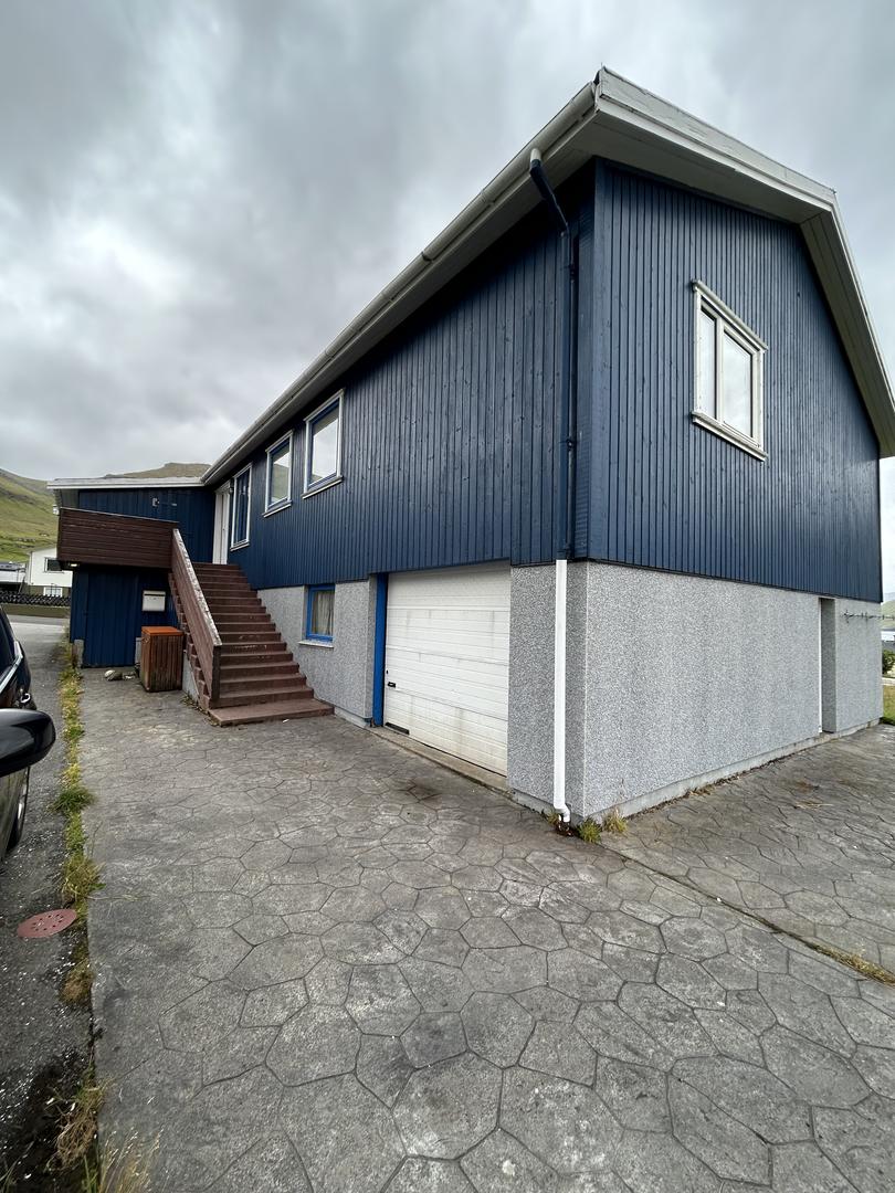 Rúmlig og ljós ovara hædd til leigu í Leirvík