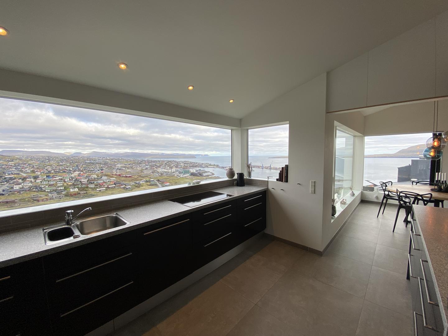 Stór íbúð ovast við panorama útsýni - 3 kømur + kontór
