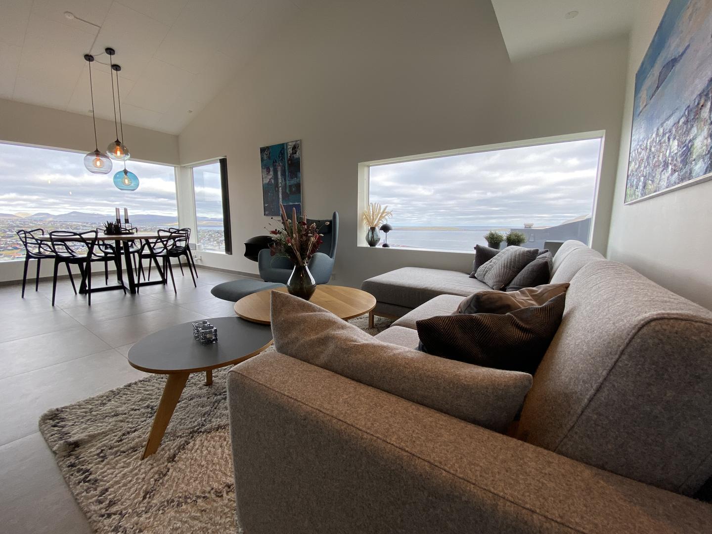Stór íbúð ovast við panorama útsýni - 3 kømur + kontór