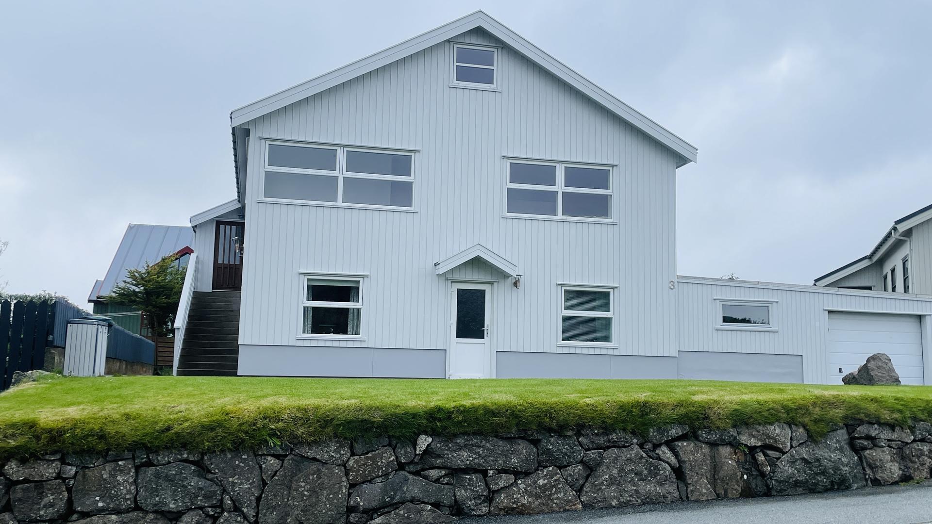 Stór íbúð við góðari staðseting. Tætt við miðbýin, skúlar  og barnagarð