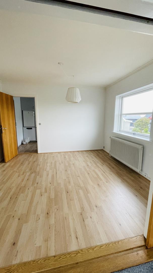 Stór íbúð við góðari staðseting. Tætt við miðbýin, skúlar  og barnagarð