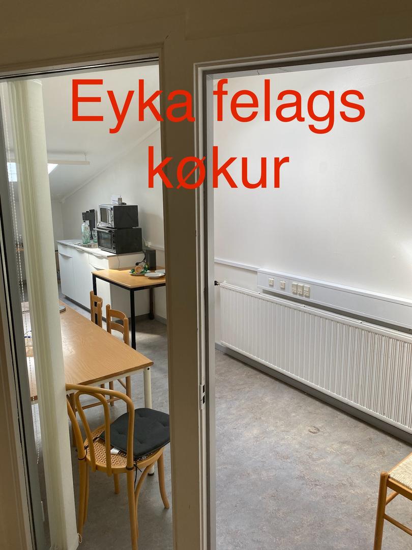 skrivustovu pláss til leigu