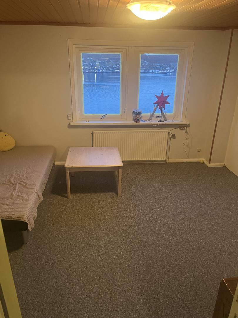 Hús á strondun ( beint við tunnulin )