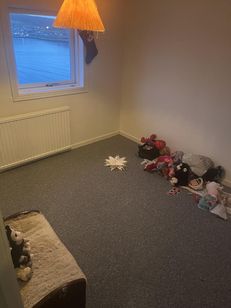 Hús á strondun ( beint við tunnulin )