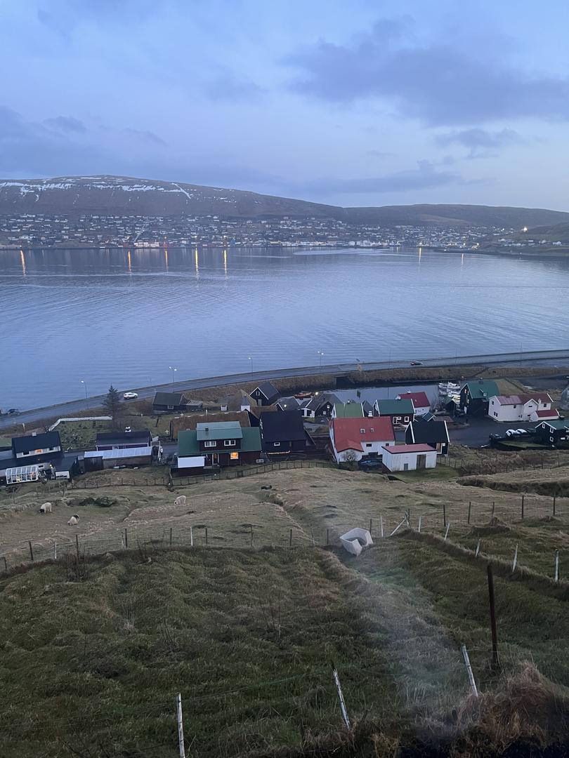 Hús á strondun ( beint við tunnulin )