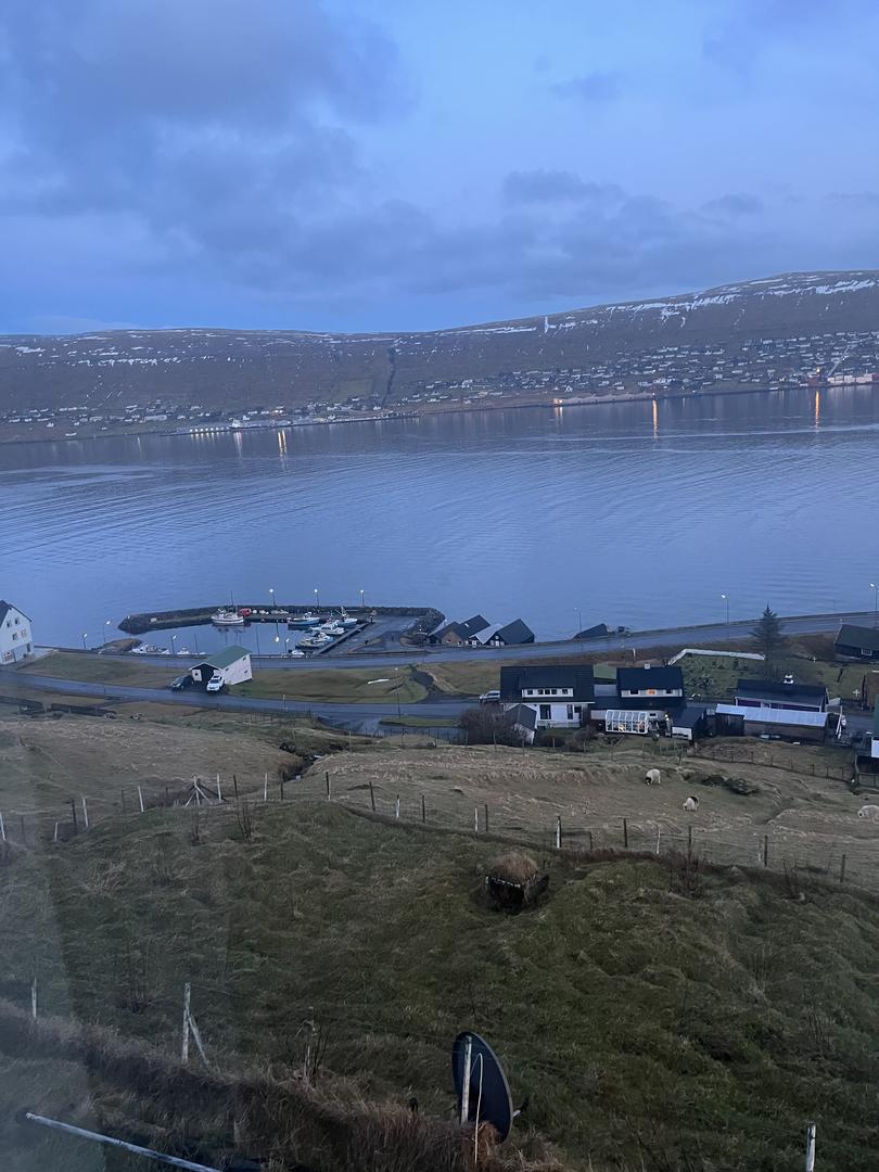 Hús á strondun ( beint við tunnulin )