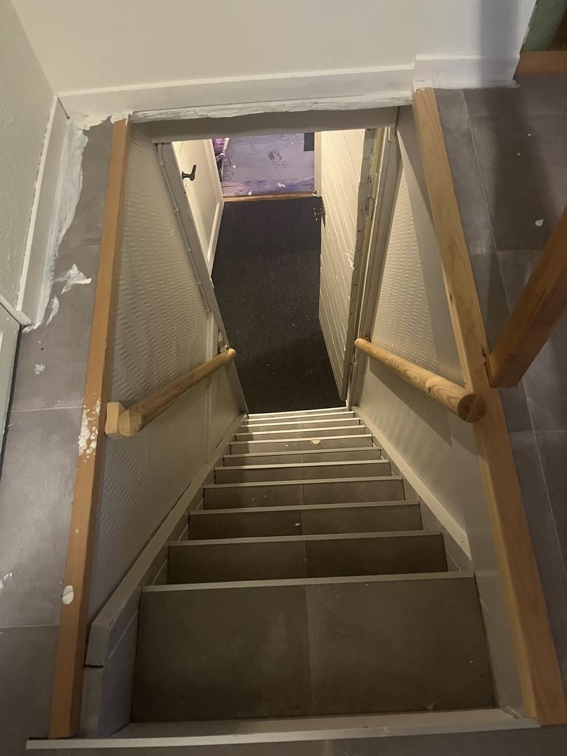 Hús á strondun ( beint við tunnulin )