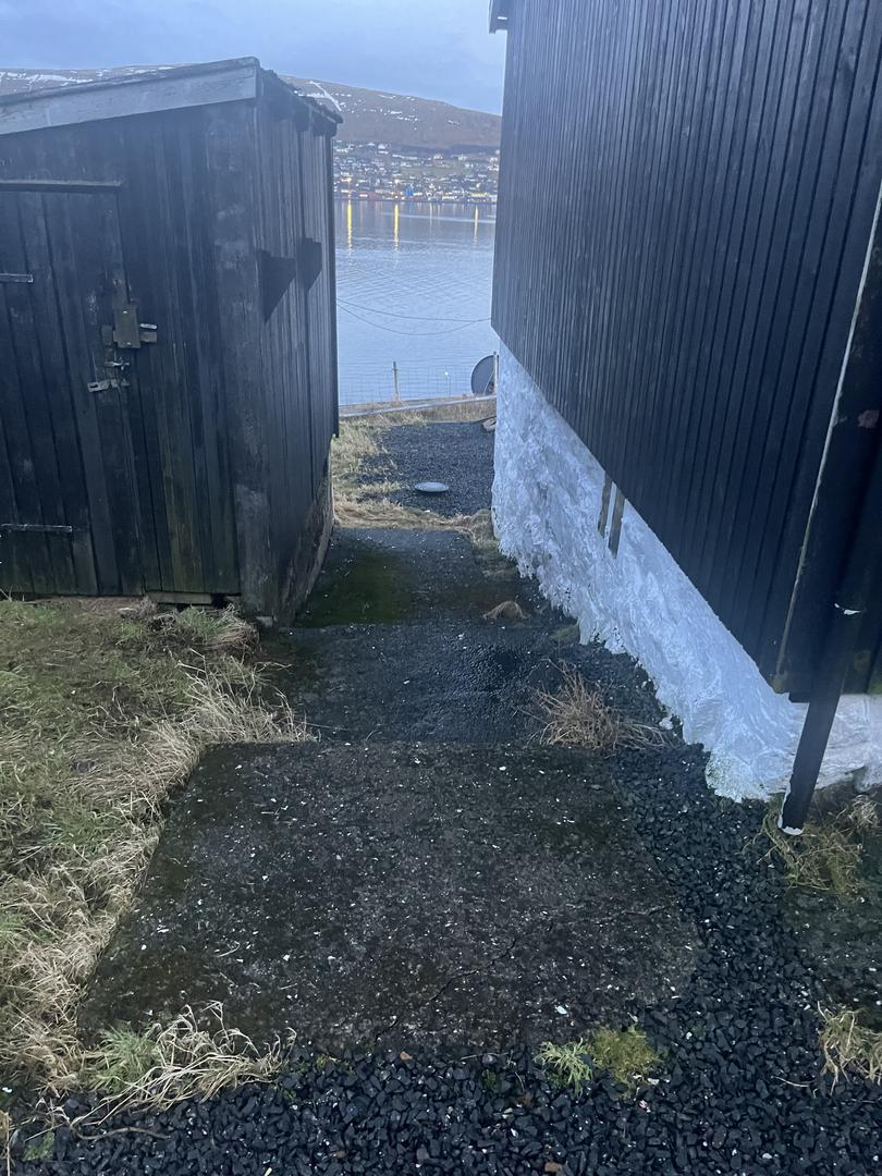 Hús á strondun ( beint við tunnulin )