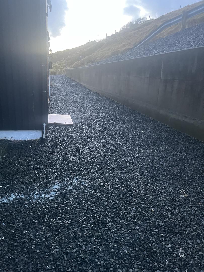 Hús á strondun ( beint við tunnulin )