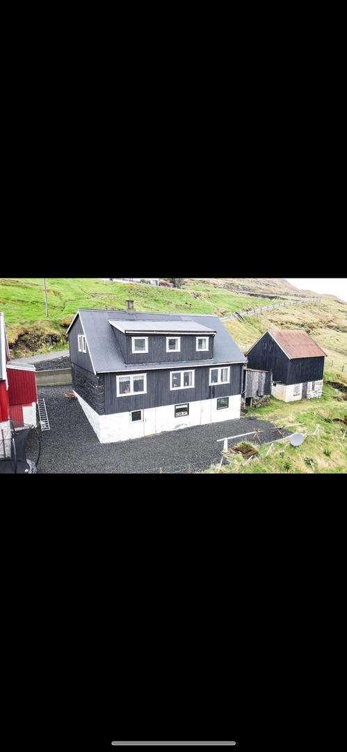 Hús á strondun ( beint við tunnulin )