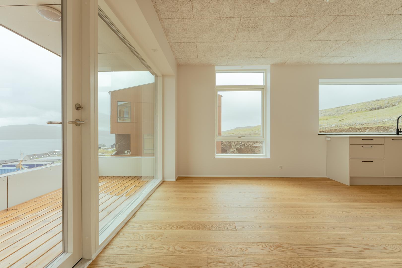 Rúmlig íbúð við góðum útsýnið, altan og trimum kømurum.