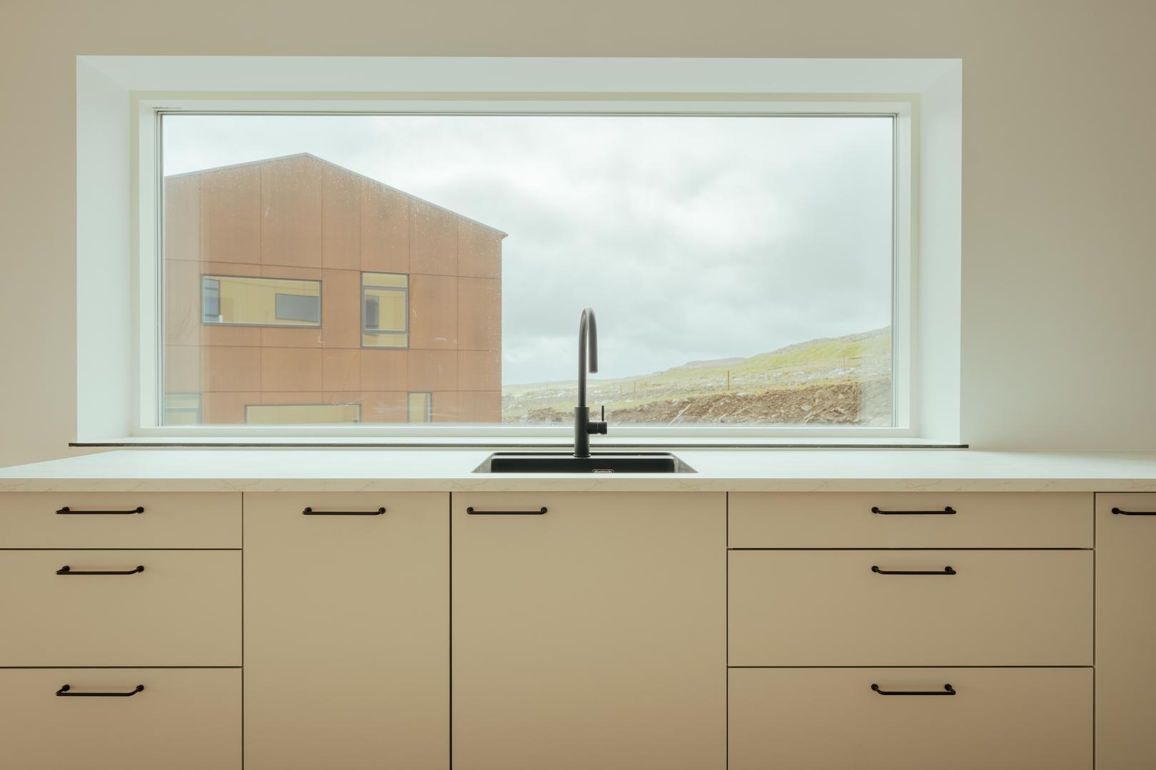 Rúmlig íbúð við góðum útsýnið, altan og trimum kømurum.