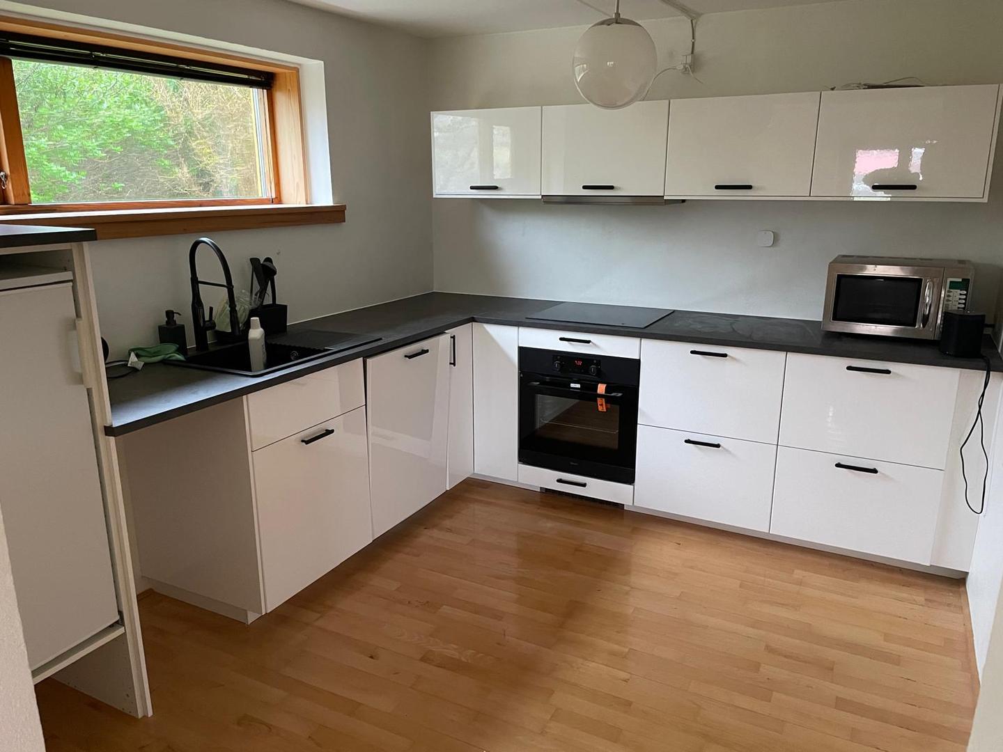 Stór kjallaraíbúð í friðaligum umhvørvi