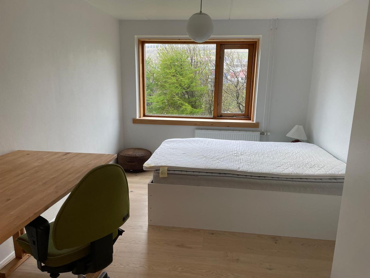 Stór kjallaraíbúð í friðaligum umhvørvi