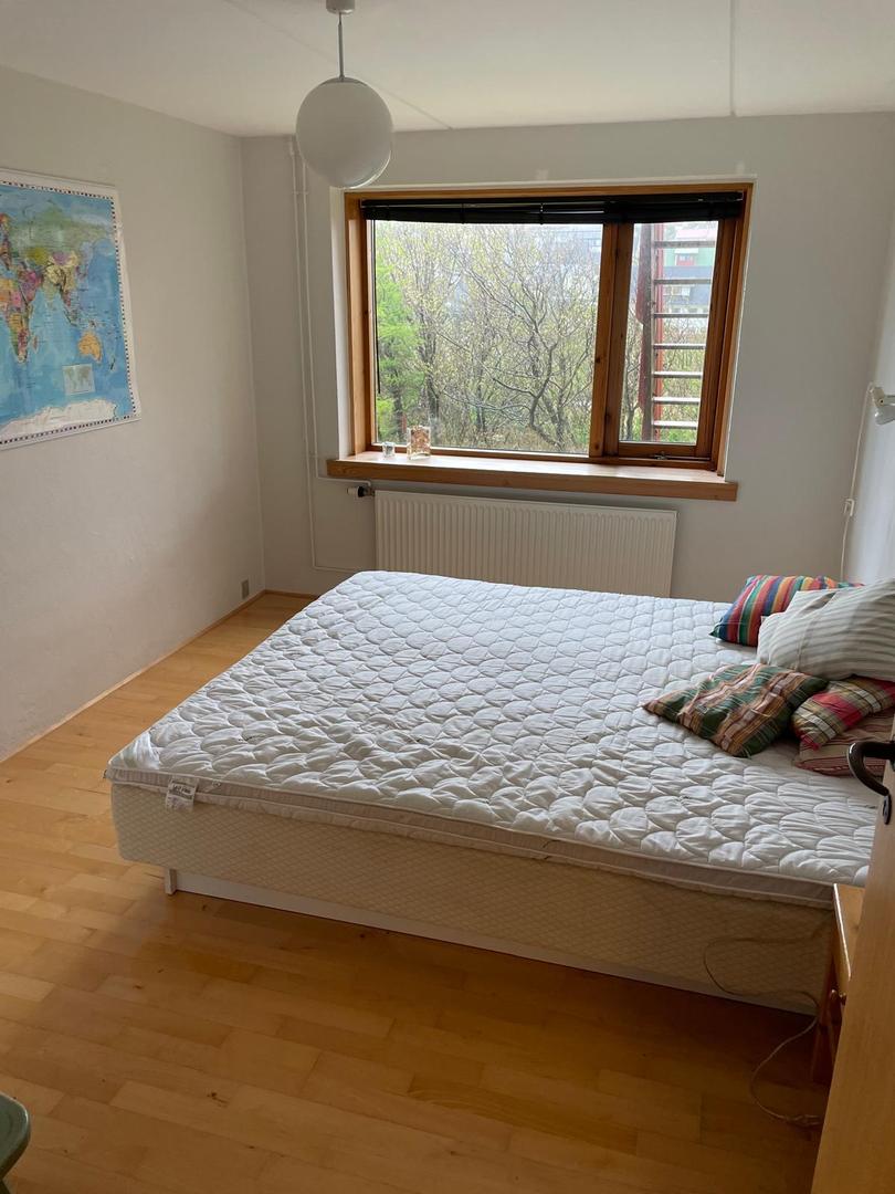 Stór kjallaraíbúð í friðaligum umhvørvi