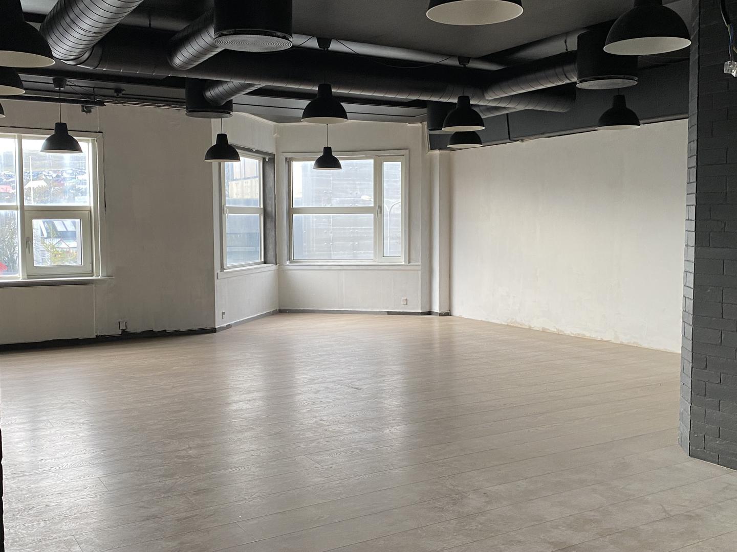 Vinnuligt høli til leigu mitt í Havn