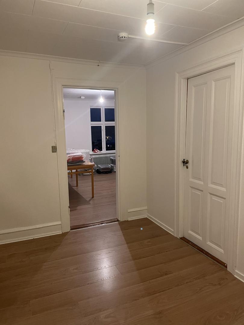 Skrivstovuhølir mitt í Havn til leigu