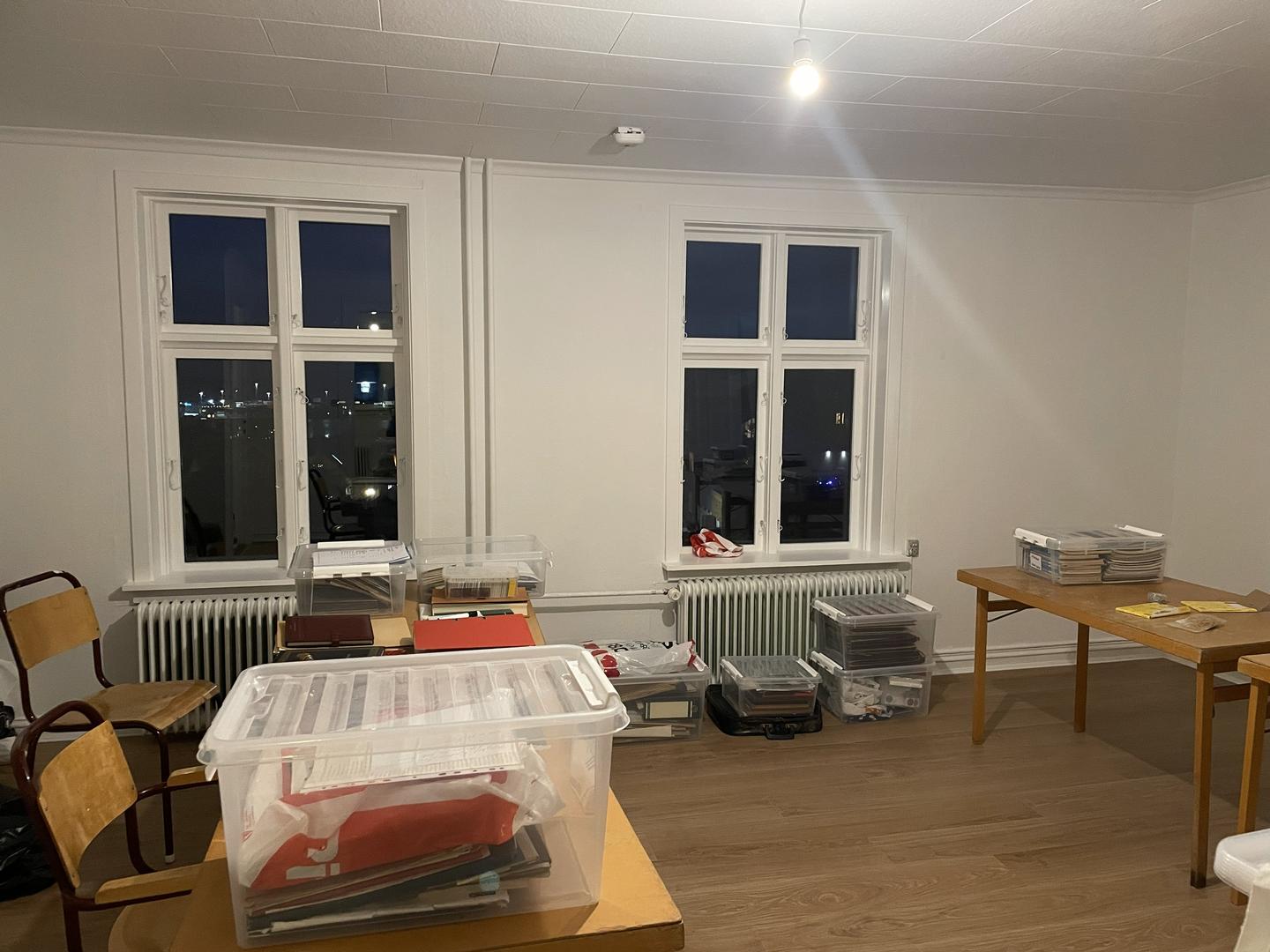 Skrivstovuhølir mitt í Havn til leigu